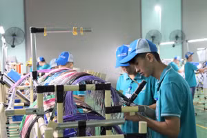Sinh viên Trường CĐ Cơ khí nông nghiệp (CAM) tại xưởng thực hành của nhà trường.
