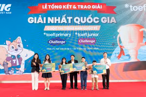 Kiểu Đức Thịnh (thứ 3 từ phải qua) đạt giải Nhất khối 4-5 cuộc thi TOEFL Primary Challenge.