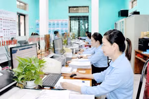 Cán bộ tại Trung tâm phục vụ hành chính công xã Vĩnh Thành, tỉnh Phú Thọ.