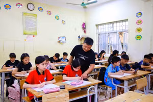 Em Nguyễn Thị Diệu Anh cùng các bạn đang tích cực ôn tập, chuẩn bị kiến thức để bước vào năm học mới.