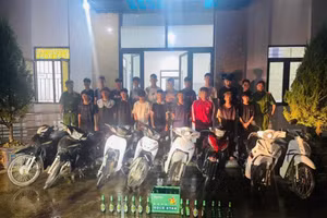 Nhóm thanh niên tại cơ quan công an.