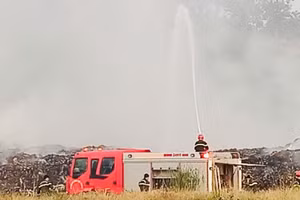 Lực lượng chức năng xử lý các điểm cháy âm ỉ và ngăn cháy lan tại bãi rác tạm Núi Bông.