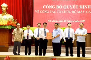 Bí thư Tỉnh ủy Hà Giang Hầu A Lềnh (bên phải) trao quyết định cho ông Nguyễn Trung Thu, Tổng Biên tập Báo Hà Giang.