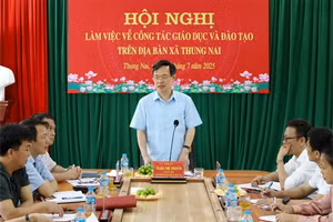 Ông Trịnh Thế Truyền, Giám đốc Sở GD&ĐT Phú Thọ làm việc với xã Thung Nai sau sáp nhập. Ảnh tư liệu