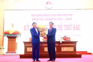 Ông Bùi Minh Châu, Bí thư Tỉnh ủy, Chủ tịch HĐND tỉnh, Trưởng Đoàn ĐBQH tỉnh Phú Thọ (bên phải) tặng hoa chúc mừng tân Phó Chủ tịch UBND tỉnh Phú Thọ Nguyễn Huy Ngọc