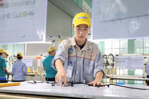 Sinh viên Trường CĐ Cơ khí nông nghiệp tại xưởng thực hành.