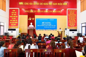 Trung tâm GDNN–GDTX Phù Ninh phối hợp với xã Bình Phú tổ chức bế giảng lớp đào tạo nghề cho lao động nông thôn. Ảnh: UBND xã Bình Phú.