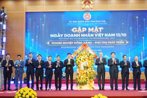 Lãnh đạo tỉnh Phú Thọ tặng hoa chúc mừng đội ngũ doanh nghiệp, doanh nhân của tỉnh.