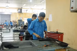 Sinh viên Trường CĐ Kỹ thuật - Công nghệ Vĩnh Phúc trong giờ thực hành.