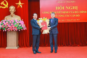 Ông Lê Minh Hưng, Ủy viên Bộ Chính trị, Bí thư Trung ương Đảng, Trưởng Ban Tổ chức Trung ương (phải) trao Quyết định của Bộ Chính trị cho ông Đặng Xuân Phong, Bí thư Tỉnh ủy Vĩnh Phúc nhiệm kỳ 2020 – 2025 (Ảnh: Trà Hương)