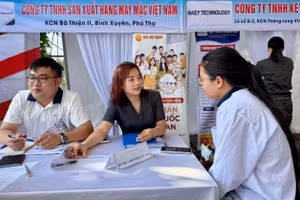 Phiên giao dịch việc làm tổ chức tại xã Vĩnh Tường, tỉnh Phú Thọ. Ảnh: UBND xã Vĩnh Tường