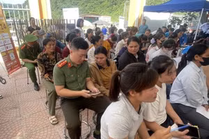 Công an xã Vân Sơn (Phú Thọ) hướng dẫn người dân sử dụng các tiện ích số tại Phiên giao dịch việc làm lưu động năm 2026. Ảnh: CA xã Vân Sơn