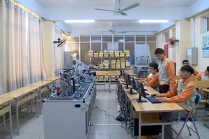 Sinh viên Trường CĐ nghề Việt - Xô số 1 trong phòng thực hành.