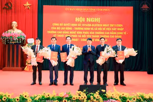 Ông Nguyễn Khắc Hiếu tặng hoa chúc mừng Trường cao đẳng Kỹ thuật - Công nghệ Vĩnh Phúc. Ảnh: Kim Ly