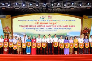 Ban tổ chức tặng cờ lưu niệm cho đại diện các trường tham gia Trại hè Hùng Vương.