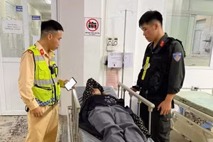 Cán bộ CSGT Công an tỉnh Phú Thọ hỗ trợ đưa chị H. đi cấp cứu kịp thời.
