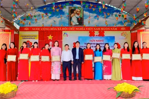 Lãnh đạo Phòng GD&ĐT huyện Lập Thạch trao Giấy chứng nhận cho các giáo viên có thành tích xuất sắc trong thực hiện chuyên đề. Ảnh: Hà Hậu