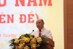 Ông Bùi Đức Hinh, Chủ tịch HĐND tỉnh Phú Thọ phát biểu tại kỳ họp.