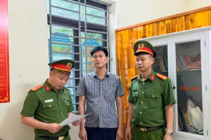 Bị can Trần Văn Trò, nguyên Chủ tịch UBND xã Trung Hà. Ảnh: CA Phú Thọ