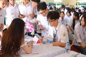 Ngày hội tư vấn việc làm, định hướng tương lai cho học sinh khối 11, 12 tại Trường THPT Cẩm Khê, tỉnh Phú Thọ. Ảnh: THPT Cẩm Khê