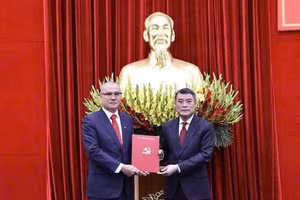Trưởng Ban Tổ chức Trung ương Lê Minh Hưng (bìa phải) trao quyết định cho ông Phạm Đại Dương.