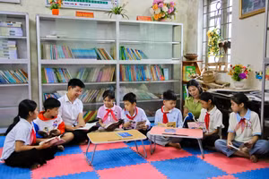 Giáo viên và học sinh Trường Tiểu học Đại Đồng, tỉnh Phú Thọ tại thư viện nhà trường.