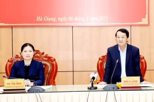 Bí thư Tỉnh uỷ Tuyên Quang Hà Thị Nga (trái) và Bí thư Tỉnh uỷ Hà Giang Hầu A Lềnh chủ trì buổi làm việc.