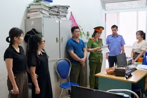 Cơ quan điều tra tống đạt các quyết định khởi tố đối với các bị can vào tháng 6/2024.