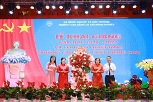 Lãnh đạo tỉnh Phú Thọ tặng hoa chúc mừng nhà trường.