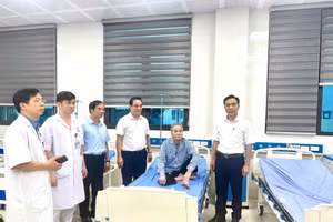 Tiến sĩ Lê Hồng Trung - Giám đốc Sở Y tế Phú Thọ (bìa phải) thăm hỏi tình hình sức khỏe người bệnh.
