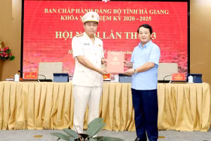 Bí thư Tỉnh ủy Hà Giang Hầu A Lềnh (bìa phải) trao quyết định của Ban Bí thư cho Đại tá Nguyễn Đức Thuận.