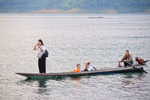 Đường tới lớp hiện nay của nhiều học sinh thôn Ngòi Hoa, xã Mường Hoa.