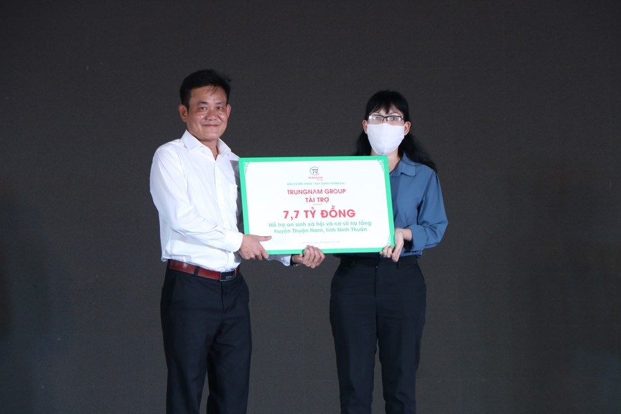 Trungnam Group đã trao tặng 7,7 tỷ đồng để hỗ trợ địa phương trong công tác xây dựng cơ sở hạ tầng. (Ảnh: Duy Quan).
