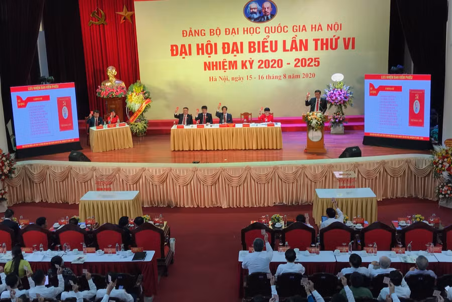 Đại hội thống qua báo cáo chính trị