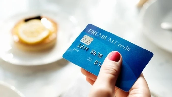 Nhiều ngân hàng thu phí tài khoản không đủ số dư