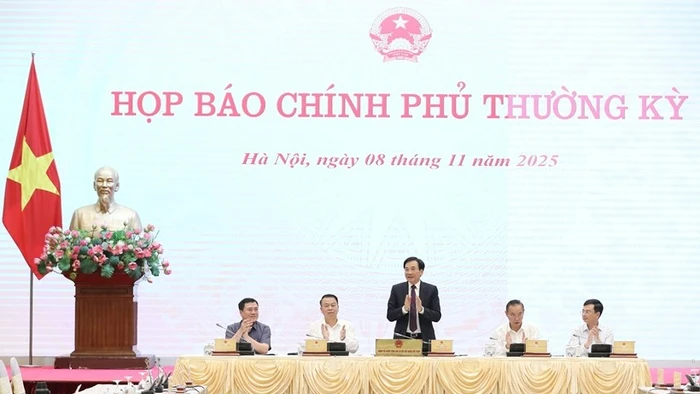 Bộ trưởng, Chủ nhiệm Văn phòng Chính phủ Trần Văn Sơn, Người phát ngôn của Chính phủ và lãnh đạo bộ, ngành tại buổi họp báo.