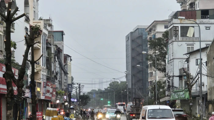 Khẩn trương chặt cây, xén hè tại điểm nóng Bến xe Nước Ngầm