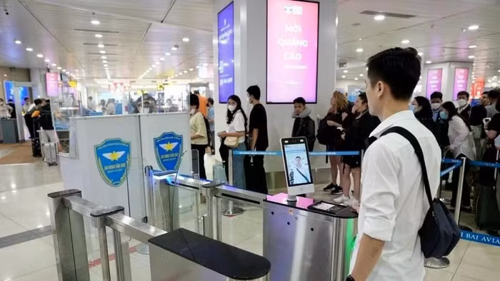 Sân bay Nội Bài triển khai kiosk sinh trắc học mới