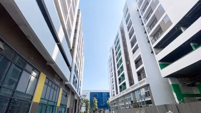 Người dân tham quan khu nhà ở xã hội vừa được xây dựng tại TPHCM (Ảnh: TỰ TRUNG)