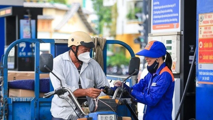 Giá xăng tăng, RON 95 lên 20.460 đồng/lít