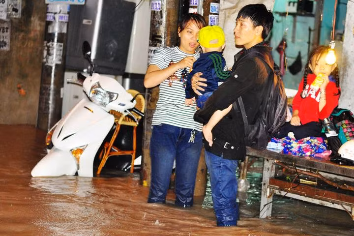 Hàng triệu người Sài Gòn đối mặt với nhiều loại bệnh khi dầm mưa lâu