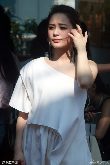 Bất ngờ trước một Chung Hân Đồng phát tướng, gương mặt tròn xoe - Ảnh 1 Bat ngo truoc mot Chung Han Dong phat tuong, guong mat tron xoe - Anh 1