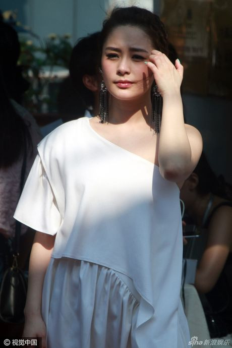 Bất ngờ trước một Chung Hân Đồng phát tướng, gương mặt tròn xoe - Ảnh 2 Bat ngo truoc mot Chung Han Dong phat tuong, guong mat tron xoe - Anh 2