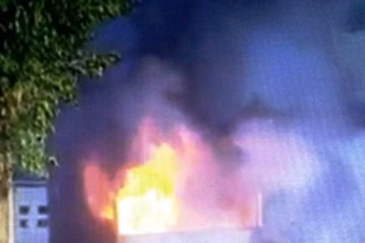 Vừa sửa xong, xe tải bị cháy rụi trong xưởng