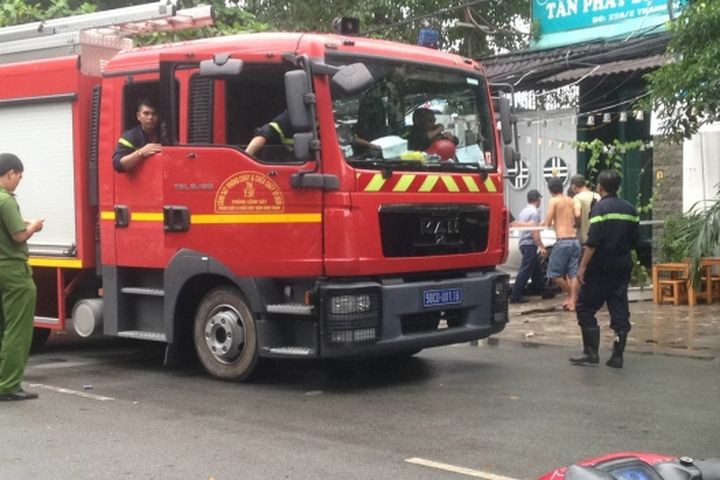 Thanh niên nghi "ngáo đá" chém công an, phóng hỏa đốt nhà