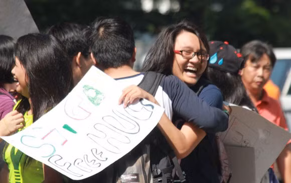 Giới trẻ Sài Gòn xuống đường ôm người xa lạ