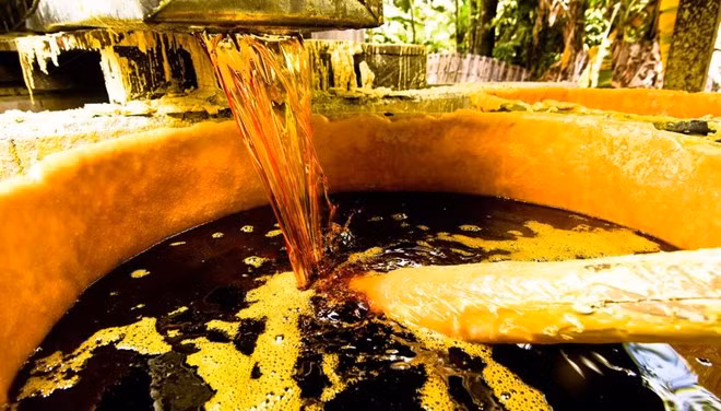 Ở dưới chân núi, lưu huỳnh được chất lên các xe tải và chở tới các trung tâm chế biến. Ảnh: BBC.