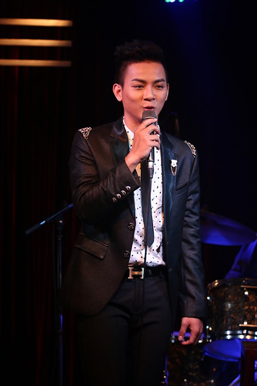 Hoài Lâm thành danh, bố mẹ đẻ ra mặt ảnh 5 Bố mẹ đẻ Hoài Lâm tháp tùng con trai đi hát - 5