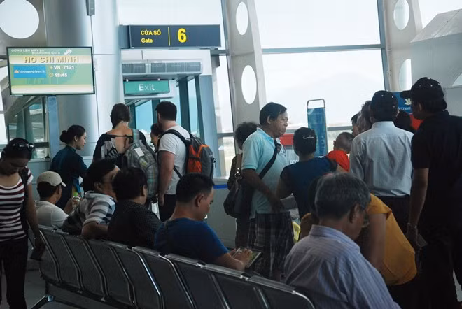 Ngoài ra, hiện các sân bay đều có quá ít các quầy làm thủ tục và cửa ra tàu bay khiến các chuyến bay bị chậm.