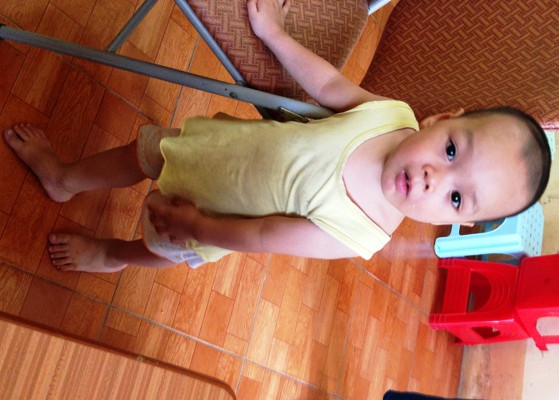 Cháu Lê Quang Long (22 tháng tuổi) con trai Đại úy Việt còn quá nhỏ để hiểu được nỗi đau mất cha.